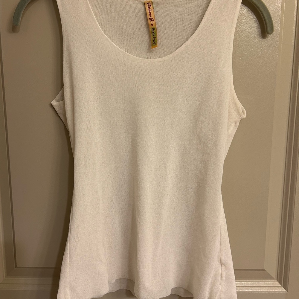 Fitted White Sleeveless Tank Top with Scoop Neck